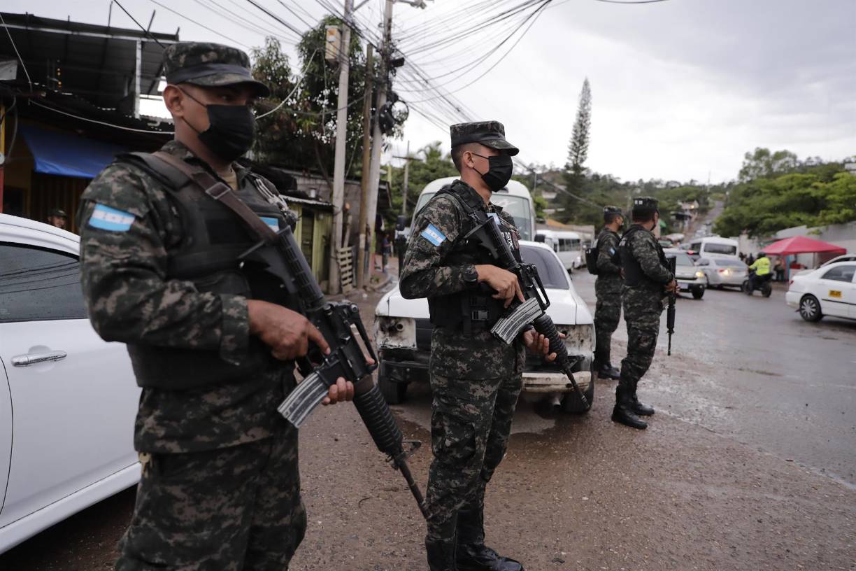 Un grupo de familiares de personas detenidas durante el régimen de excepción, implementado en El Salvador desde finales de marzo para combatir a las pandillas tras una escalada de homicidios, pidieron hoy que dicha medida no sea ampliada por 30 días más y exigieron la liberación de sus parientes arrestados, según ellos, arbitrariamente.