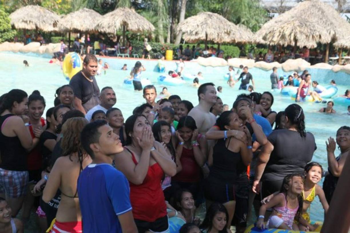 Los sampedranos se han volcado en familia a los parques acuáticos.