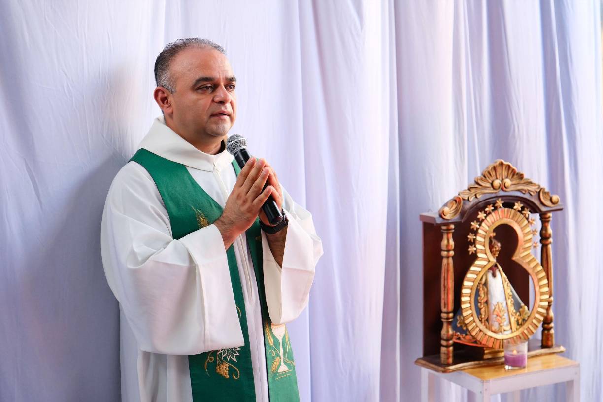 El padre Luis Estévez durante su participación. 