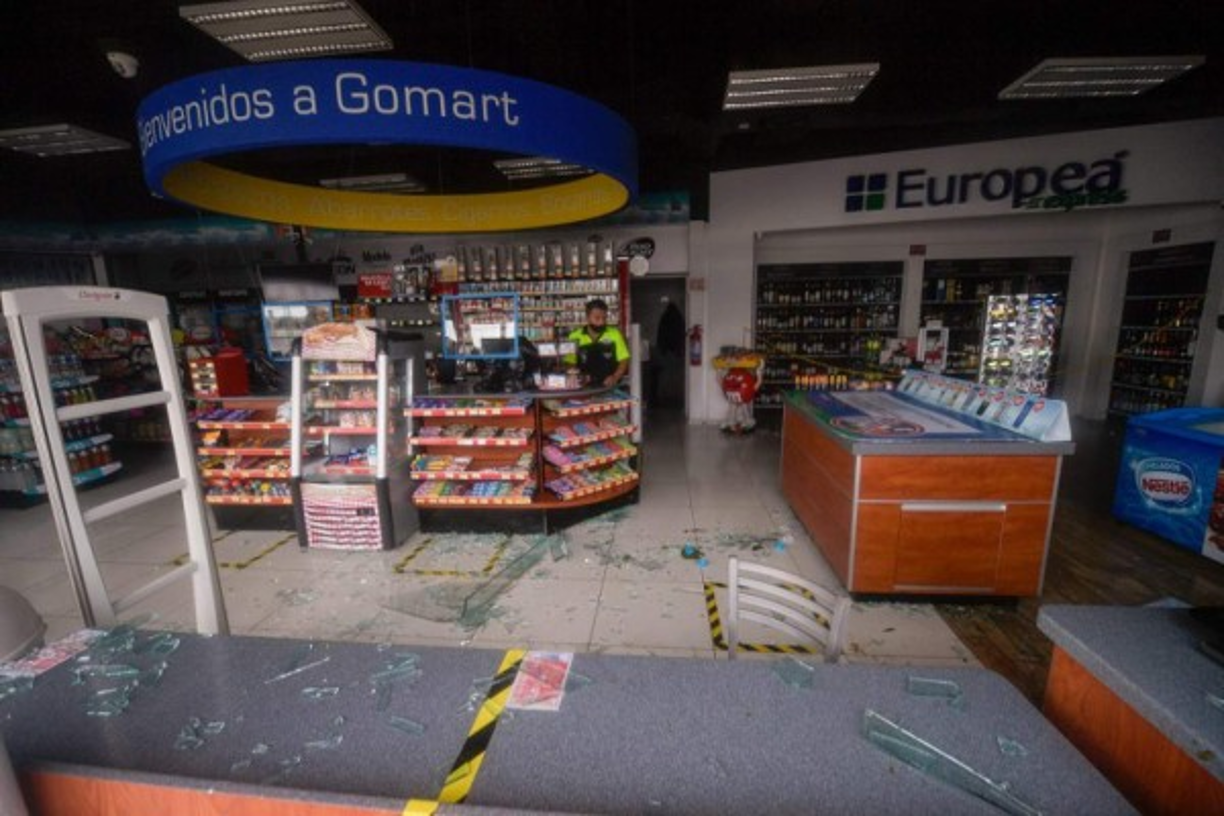 Varios negocios que recién abrieron tras la pandemia sufrieron severos daños por el ciclón.