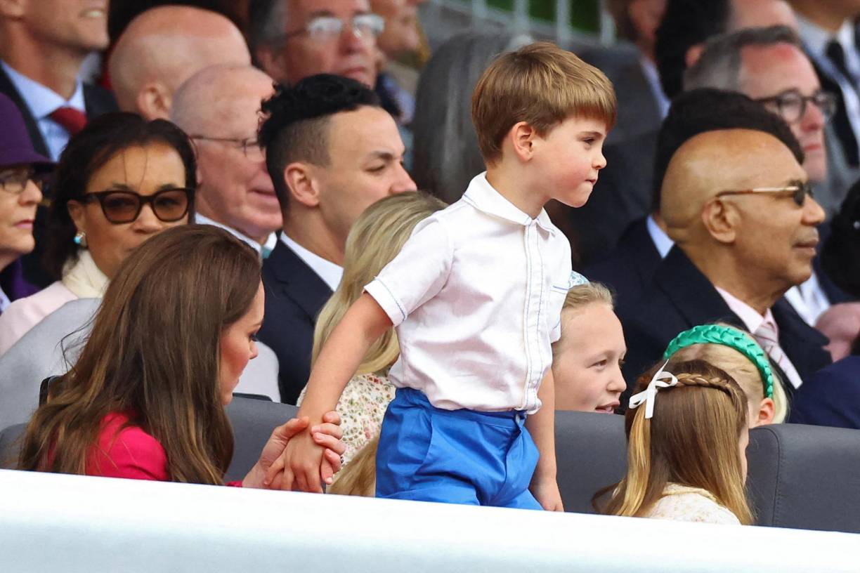Su hermana Charlotte no le soltó la mano en ningún momento mientras viajan en carroza e incluso le indicó cuando tenía que dejar de saludar con la mano.