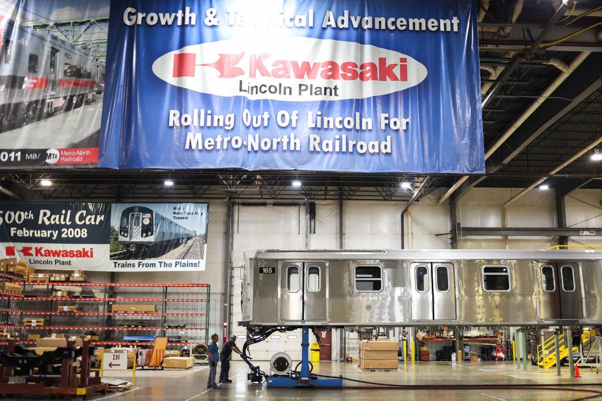 Bryan Slone, presidente de la Cámara de Comercio de <b>Nebraska</b>, pide al Congreso en Washington que cambie las reglas del juego para la inmigración legal, pues considera el sistema actual “obsoleto”. Propone conceder más permisos de trabajo y acortar los plazos: “necesitamos un proceso que permita a las personas ingresar a este país, ser controladas, luego regularizadas y beneficiarse de la misma calidad de vida que nuestros abuelos cuando llegaron como inmigrantes a este país”. 