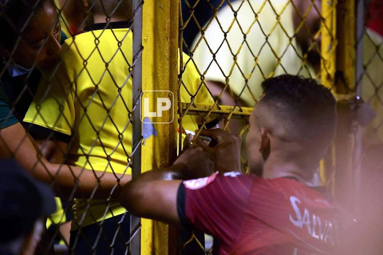 Varias aficionados se llevaron un autógrafo de jugadores del Real España al final del partido.