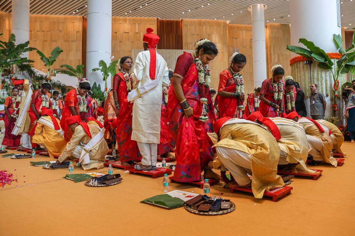 Este tipo de casamientos grupales son una práctica habitual en la India y en otros países del sur de Asia, y permiten a los novios aligerar notablemente el precio de una ceremonia que, de otra forma, les sería difícil de pagar. 