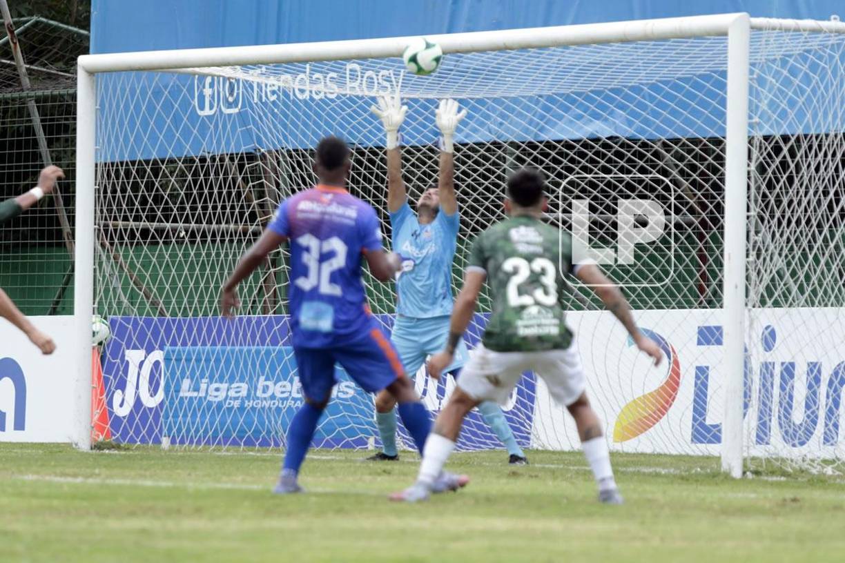 Celio Valladares evitó la caída de su arco en el primer tiempo con grandes paradas.