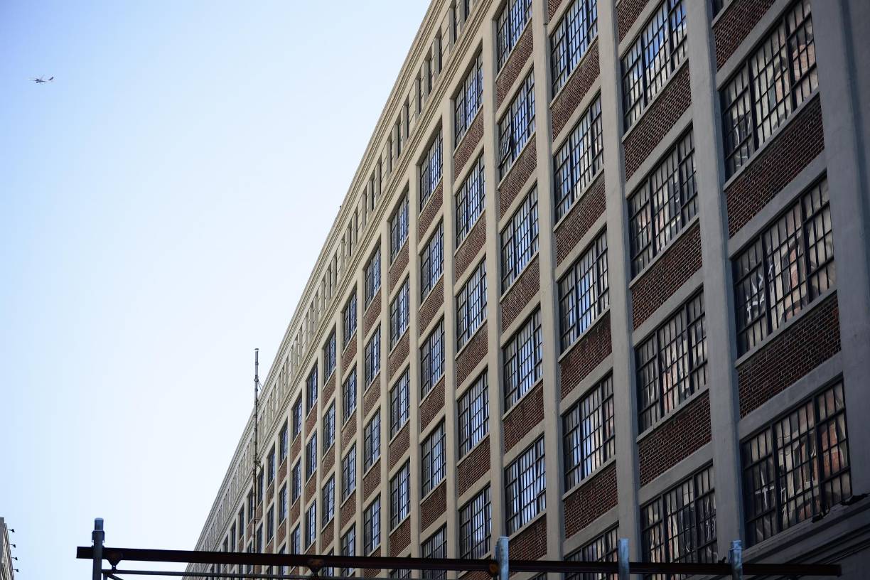 En algunos casos, las autoridades carcelarias podrían requerir información adicional de antecedentes. Si la solicitud de visita es denegada, se notifica al recluso, y es su responsabilidad comunicar esa decisión a la persona involucrada.Las personas que un recluso puede añadir a su lista de visitas abarcan a familiares cercanos como madre, padre, padrastros, hermanos, cónyuge, hijos, abuelos, tíos, primos, y otros tipos de visitantes; sin embargo, es importante señalar que, en el caso del exmandatario no puede recibir visitas de sus familiares directos debido a la revocación de sus visas por parte de Estados Unidos desde el 1 de julio de 2021.