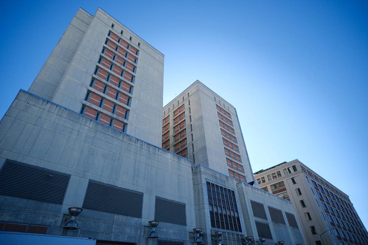 En el caso del correo entrante marcado expresamente como “especial”, este únicamente puede ser abierto en presencia del recluso. Se somete a una minuciosa inspección para detectar posibles elementos de contrabando físico, y se evalúa cualquier adjunto para determinar su clasificación como correo especial.Esta rigurosa gestión de la correspondencia contribuye a mantener la seguridad y el orden dentro de la institución correccional. Juan Orlando tiene la posibilidad de recibir determinadas publicaciones comerciales de la comunidad, puede suscribirse o recibir estas publicaciones sin necesidad de aprobación previa, siempre y cuando no representen una amenaza para la seguridad, la disciplina o el orden institucional ni faciliten actividades delictivas.