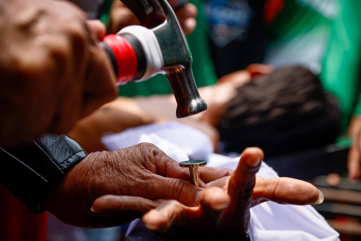 La aldea filipina de San Pedro Cutud, al norte de Manila, volvió a recrear este Viernes Santo sus famosas crucifixiones en las que penitentes cargan con las cruces y luego son clavados en los maderos, tras tres años de cancelaciones por la pandemia de la covid-19.