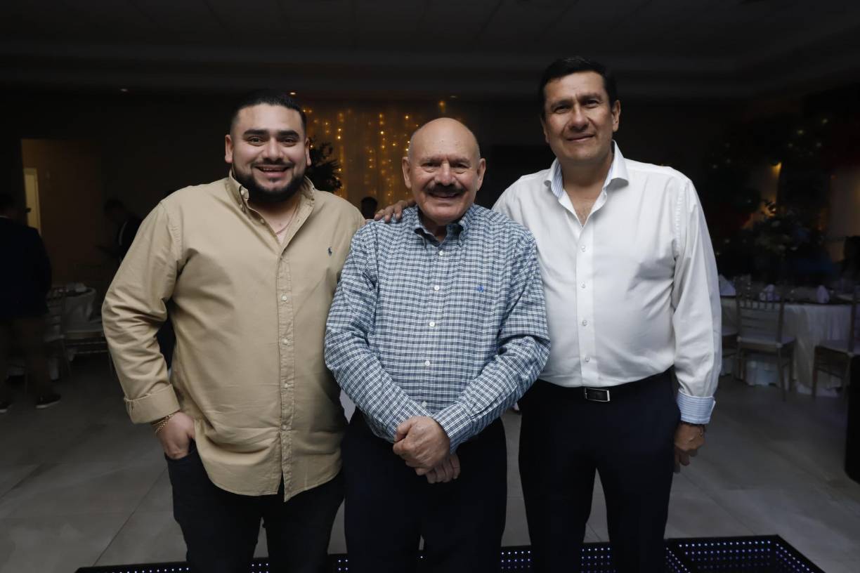 El Grupo Logístico Adinter ha celebrado efusivamente su 46 aniversario en un fraterno evento celebrado en el salón Pulhapanzak del Hotel Copantl, lugar escogido para realizar una fiesta de gratitud por el cumpleaños, así como la fiesta navideña. Colaboradores y directivos a nivel nacional fueron parte de la reunión, en el que se agradeció a los empleados por su desempeño y pasión por lo que hacen día tras día. En la foto: Roberto Cerrato, Eduardo Ramos y Eduardo Ramos Jr. 