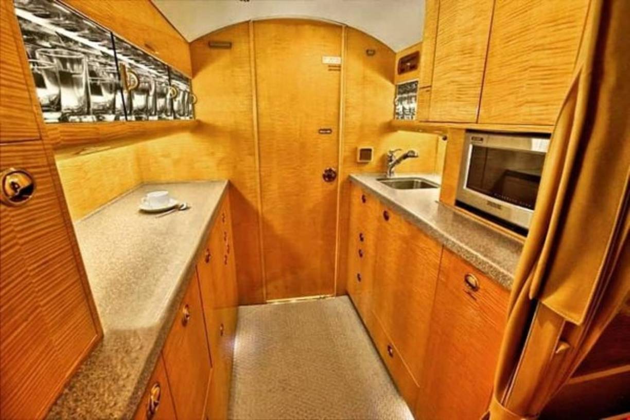 Así es la cocina del avión privado de Messi.