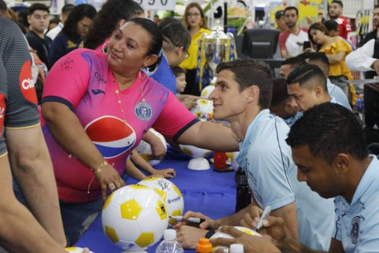 El portero argentino Jonathan Rougier se ha ganado el cariño de la afición del Motagua.