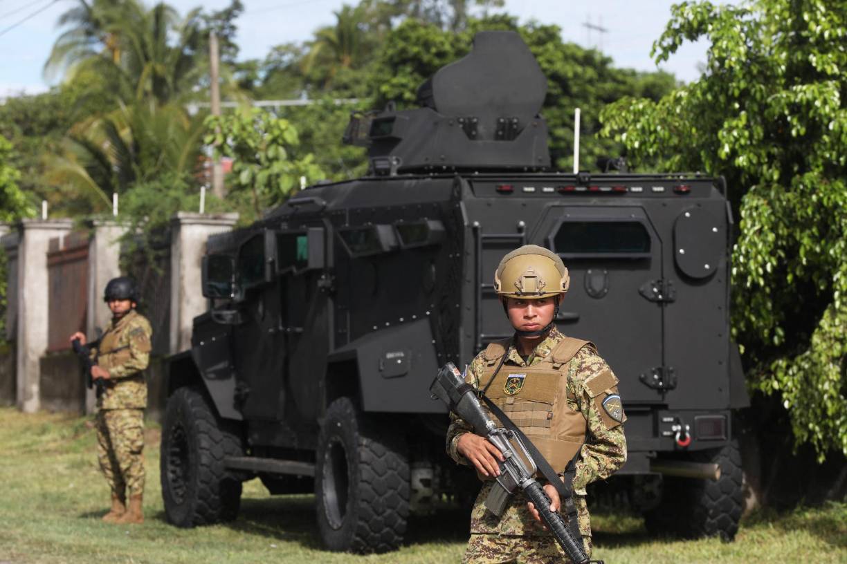 El presidente de El <b>Salvador</b>, Nayib Bukele, impuso desde el martes un cerco militar y policial en el departamento central de Cabañas, en una nueva ofensiva de su “guerra” contra las pandillas iniciada en marzo de 2022.