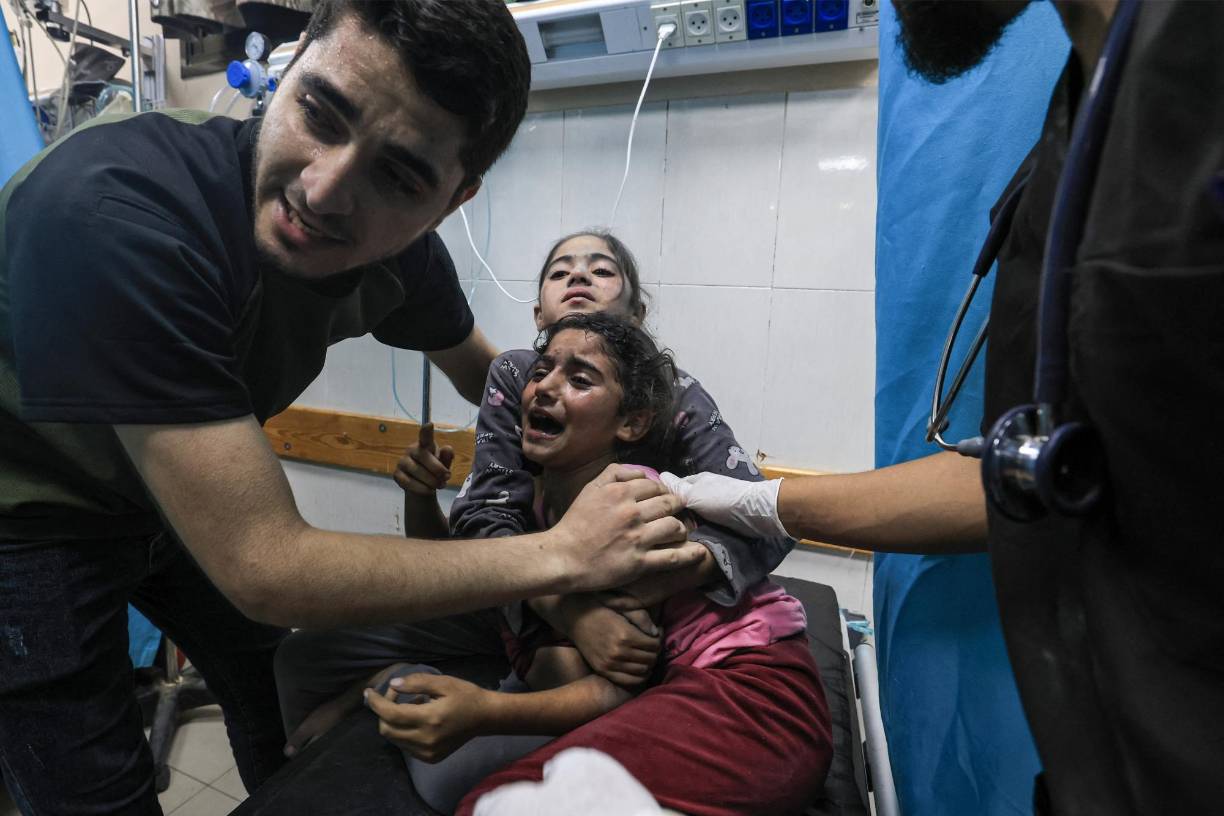 La Organización Mundial de la Salud (OMS) condenó también el bombardeo israelí y exigió la protección inmediata de los civiles y la atención médica en el enclave palestino. 