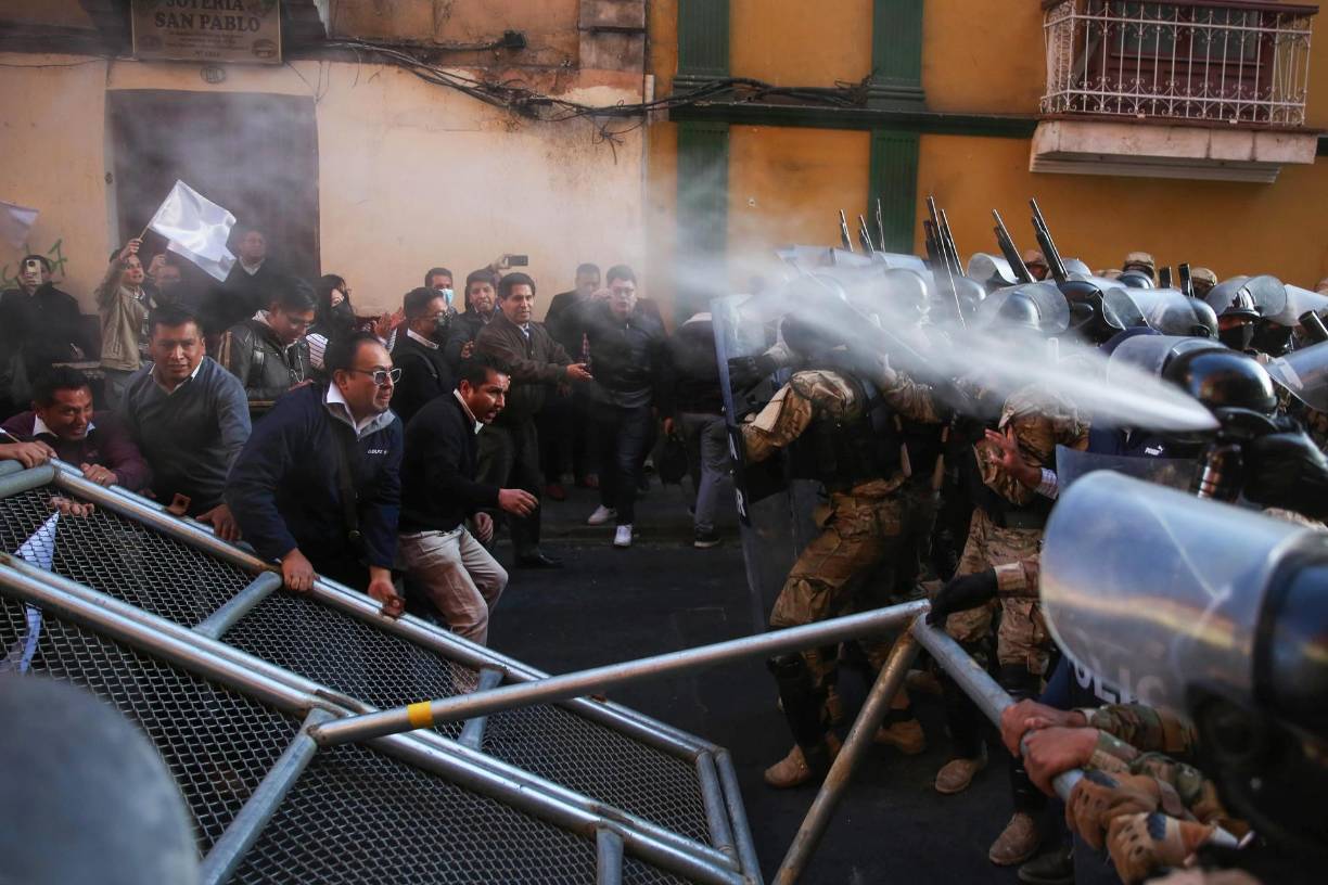 No pasaron muchos minutos, hasta que Arce, que no había dejado la casa de Gobierno, encabezó un acto en el que relevó y cambió a todos los altos mandos militares, incluido Zúñiga. Los siguientes momentos fueron de desconcierto, los civiles rebasaron el cerco de los militares alzados en armas.