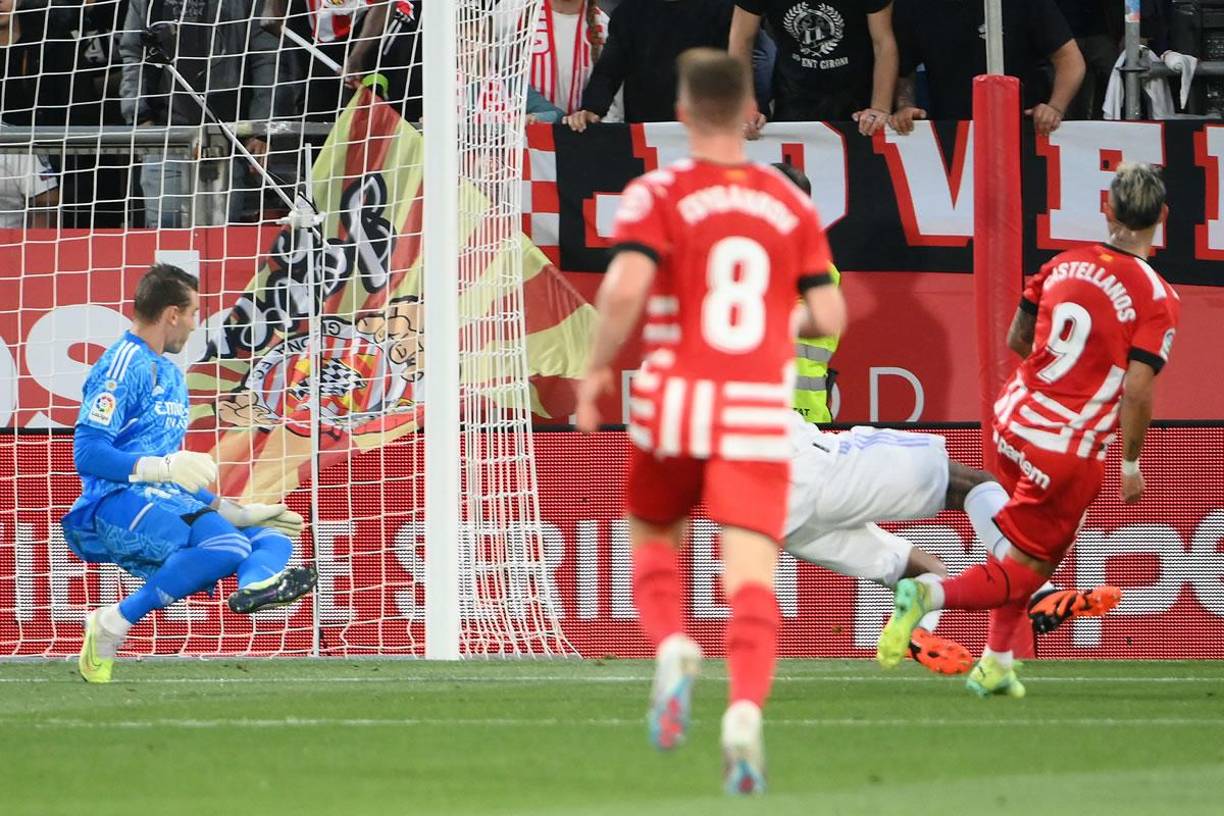 Taty Castellanos le ganó a Éder Militao y con derechazo por bajo venció a Lunin para el 2-0.