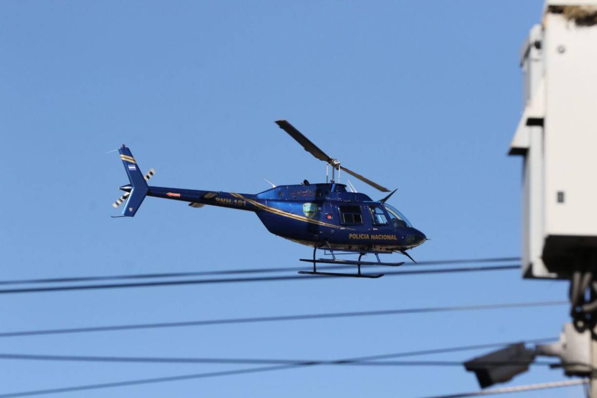 Un helicóptero de la Policía Nacional de Honduras realiza un patrullaje aéreo en los alrededores del Poder Legislativo. 