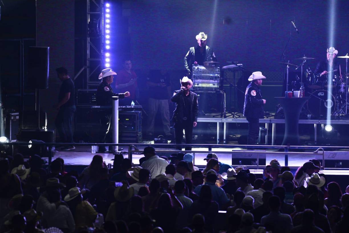 Sampedranos cantan y bailan al ritmo de El Trono de México