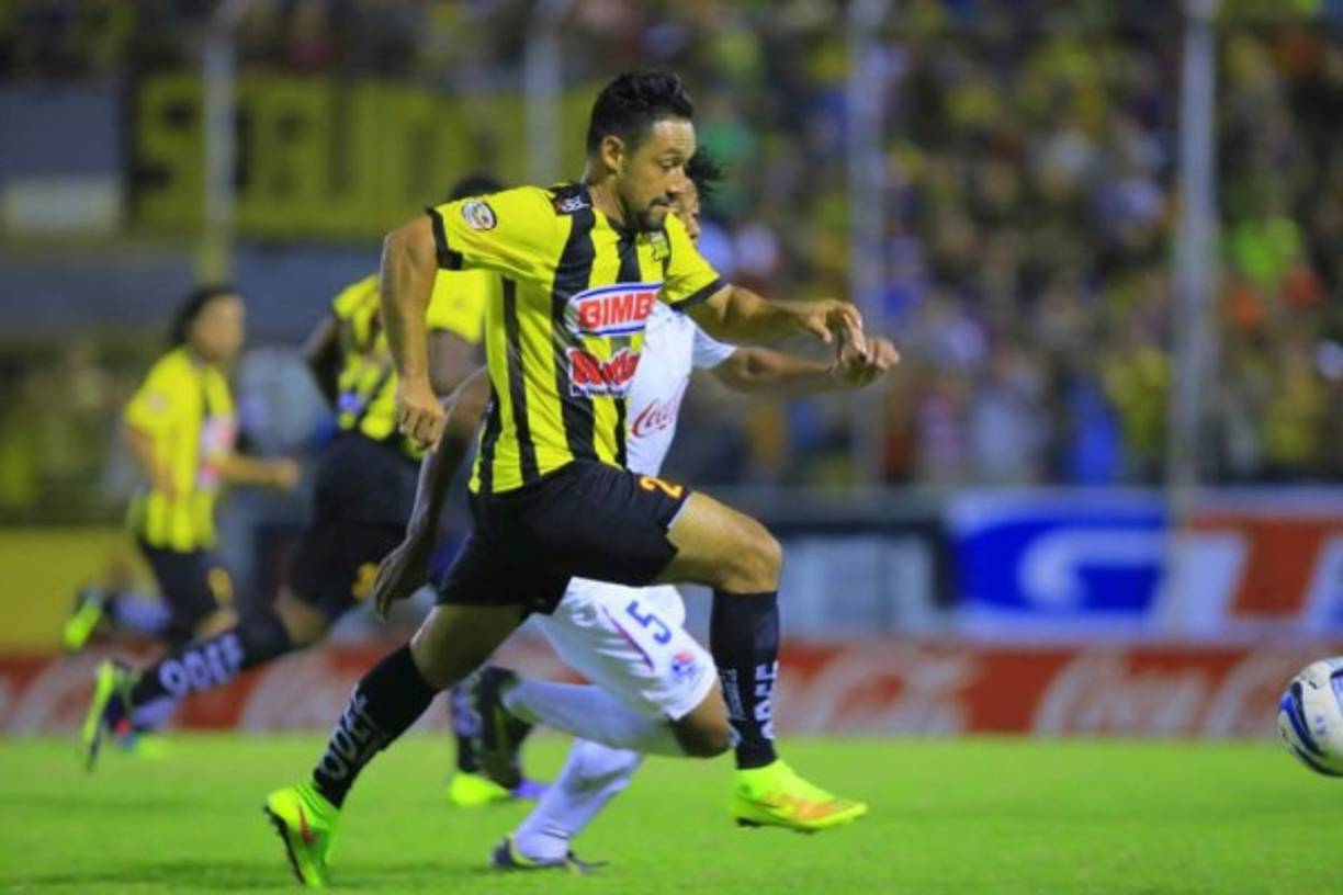 Camilo Aguirre - El mediocampista colombiano llegó en la era de Medford. Disputó 16 partidos y marcó un gol.