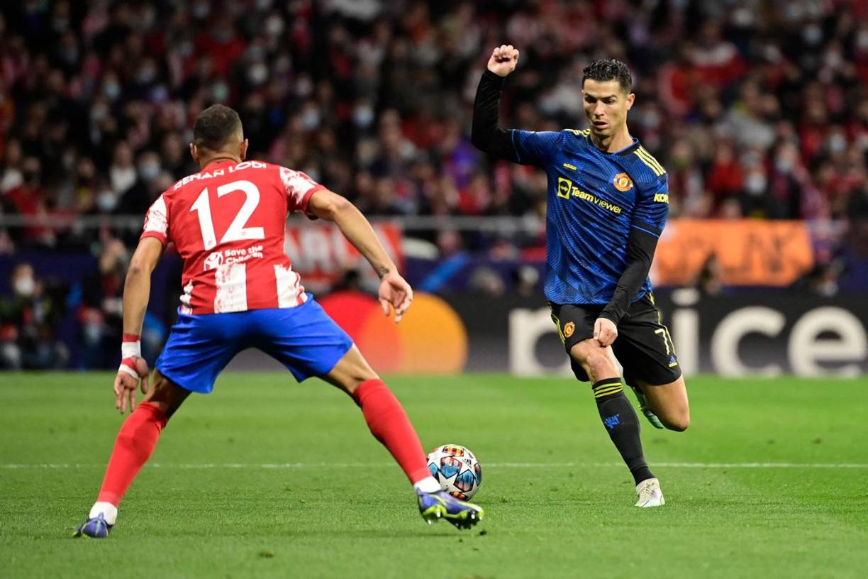 El delantero portugués tratando de superar al brasileño Renan Lodi.