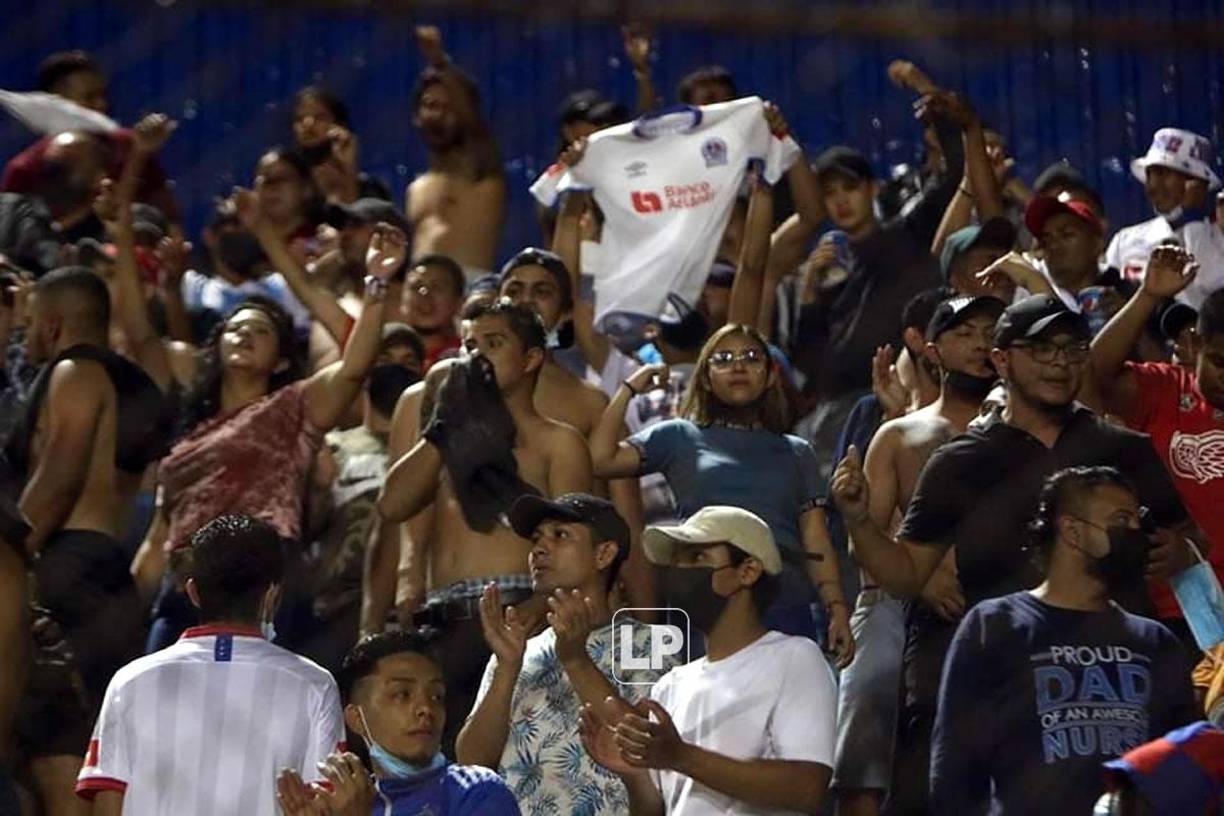 Los aficionados del Olimpia cantaron y animaron al equipo en el clásico.