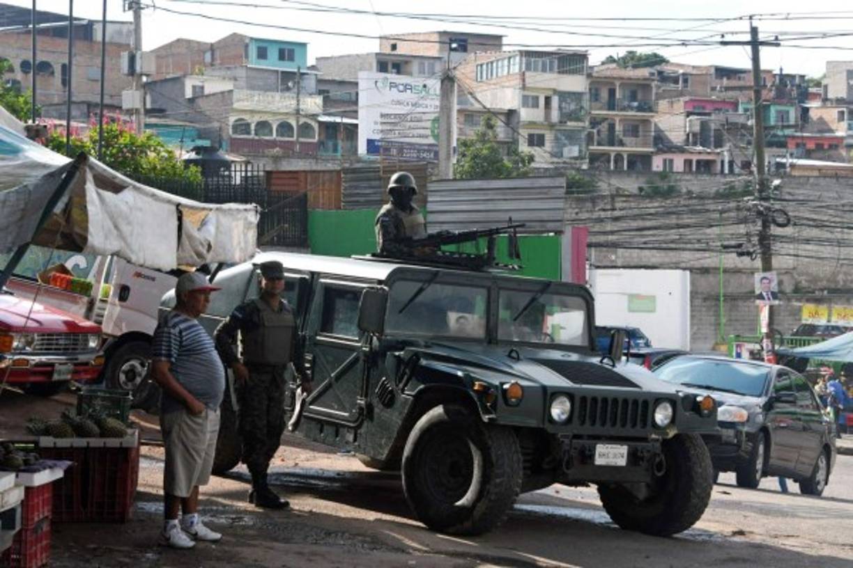 Elementos de la Policía vigilan una calle de Tegucigalpa días antes de las elecciones en Honduras.