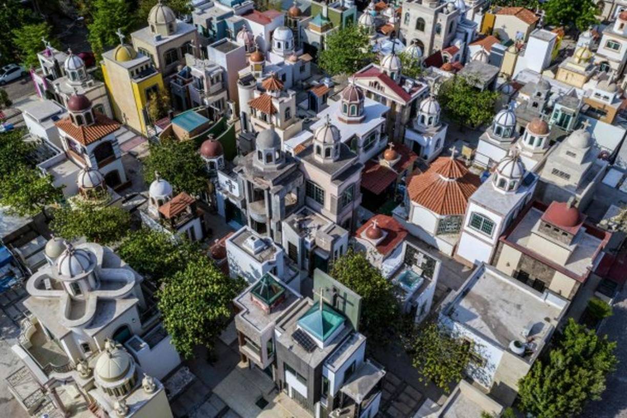 Las coloridas criptas, que parecen mansiones, cuentan con hasta tres pisos, domos, torres y columnas estilo griego.