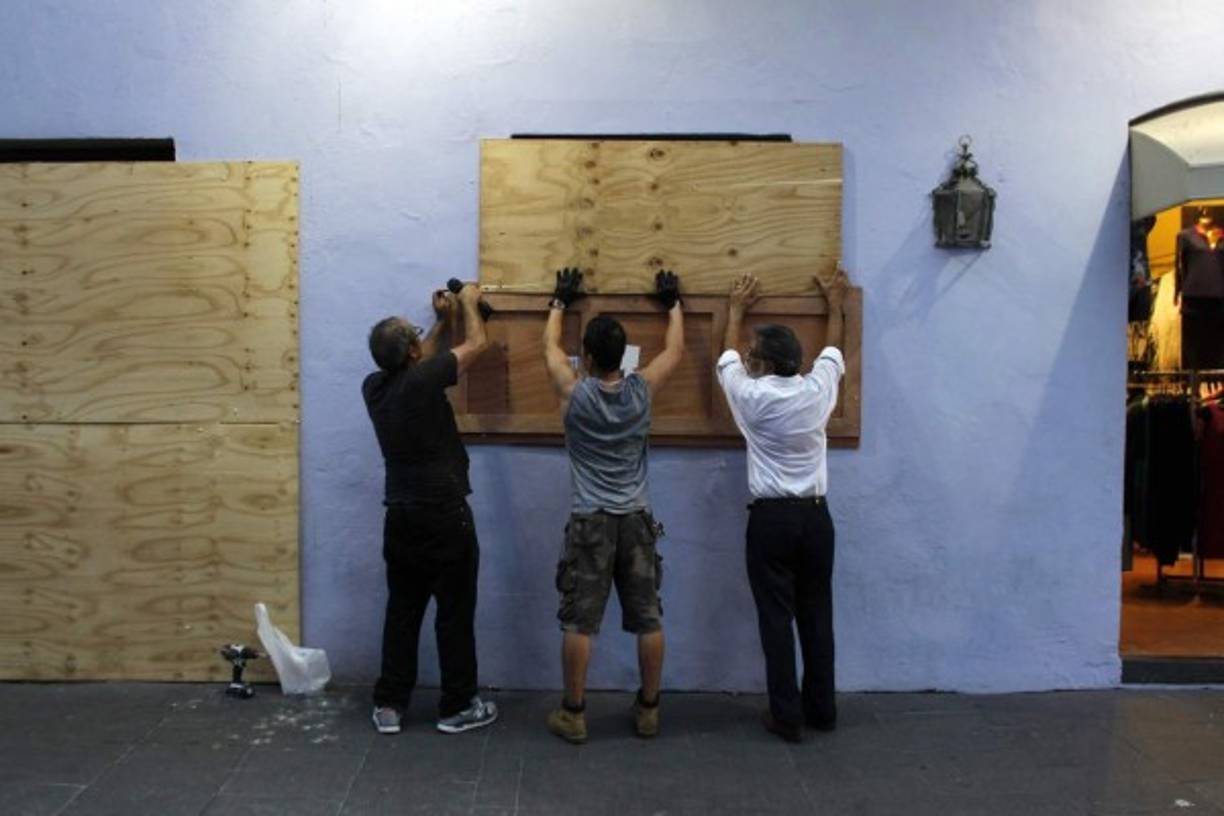 Los puertorriqueños se pertrechaban de productos de primera necesidad y protegían sus casas, mientras que en la zona turística del Condado, en la capital, hoteles y negocios tapiaban sus vitrinas con planchas de madera.<br/>