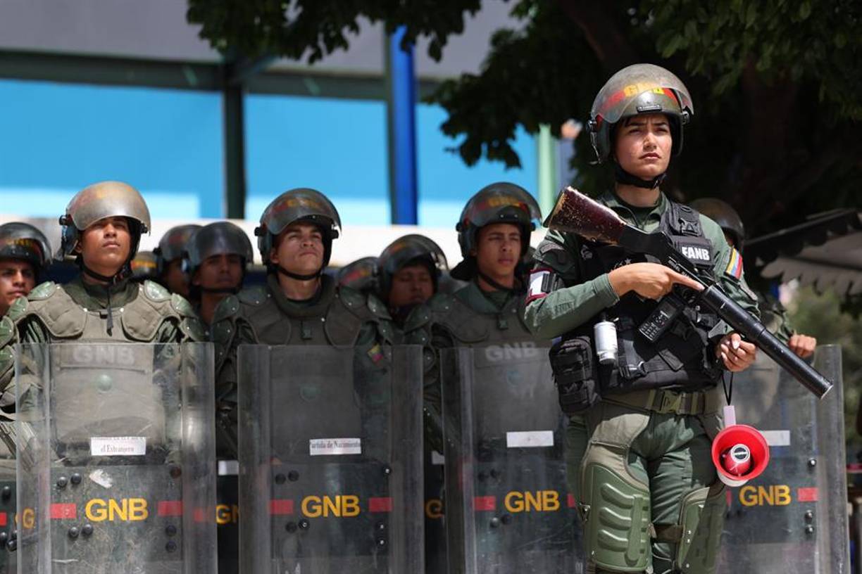 El comandante estratégico operacional de la FANB, Domingo Hernández Lárez, indicó ayer que se llevan a cabo 290 “ejercicios estratégicos” en Caracas y en cada una de las 23 regiones del país, donde, además, los gobernadores, junto con los jefes militares de esos estados, tienen sus propias “prioridades territoriales”.