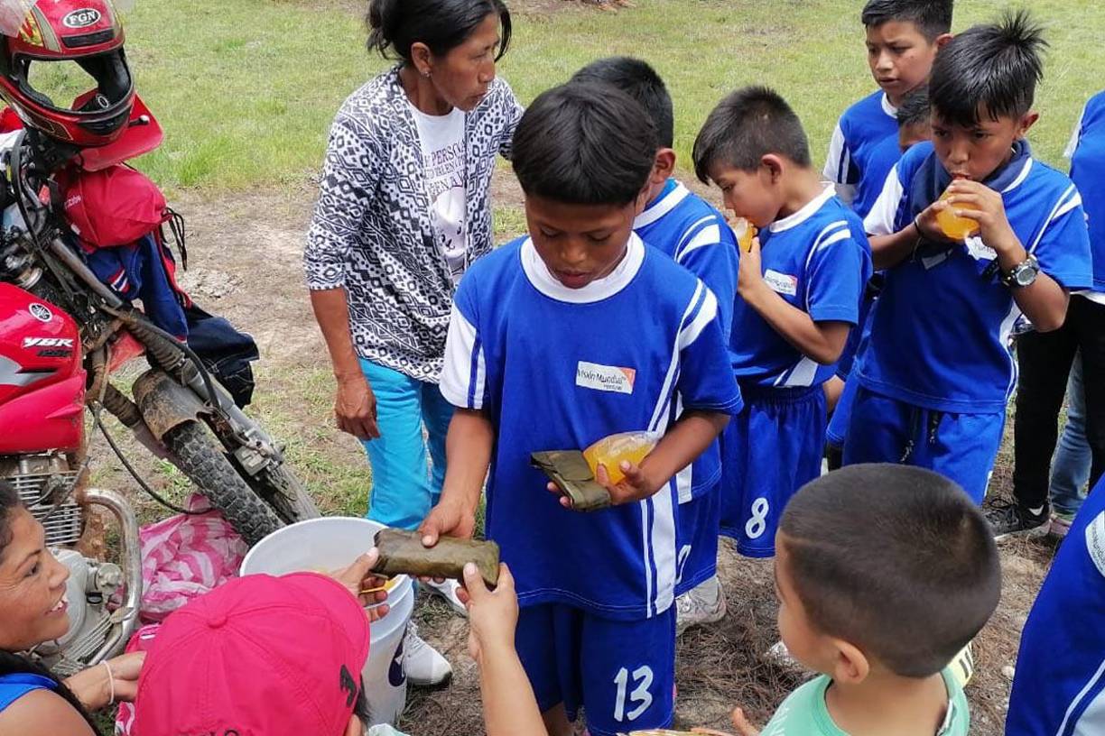 ”Ellos estaban en la milpa recogiendo (madera de) ocote para venderla cuando un individuo los atacó con pistola y luego los calcinó”, relató María Gómez, esposa y madre de los fallecidos.
