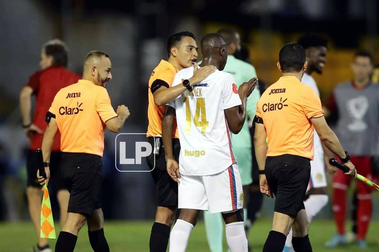 Boniek García también le pidió explicaciones al árbitro central Said Martínez, quien intentó calmarlo.