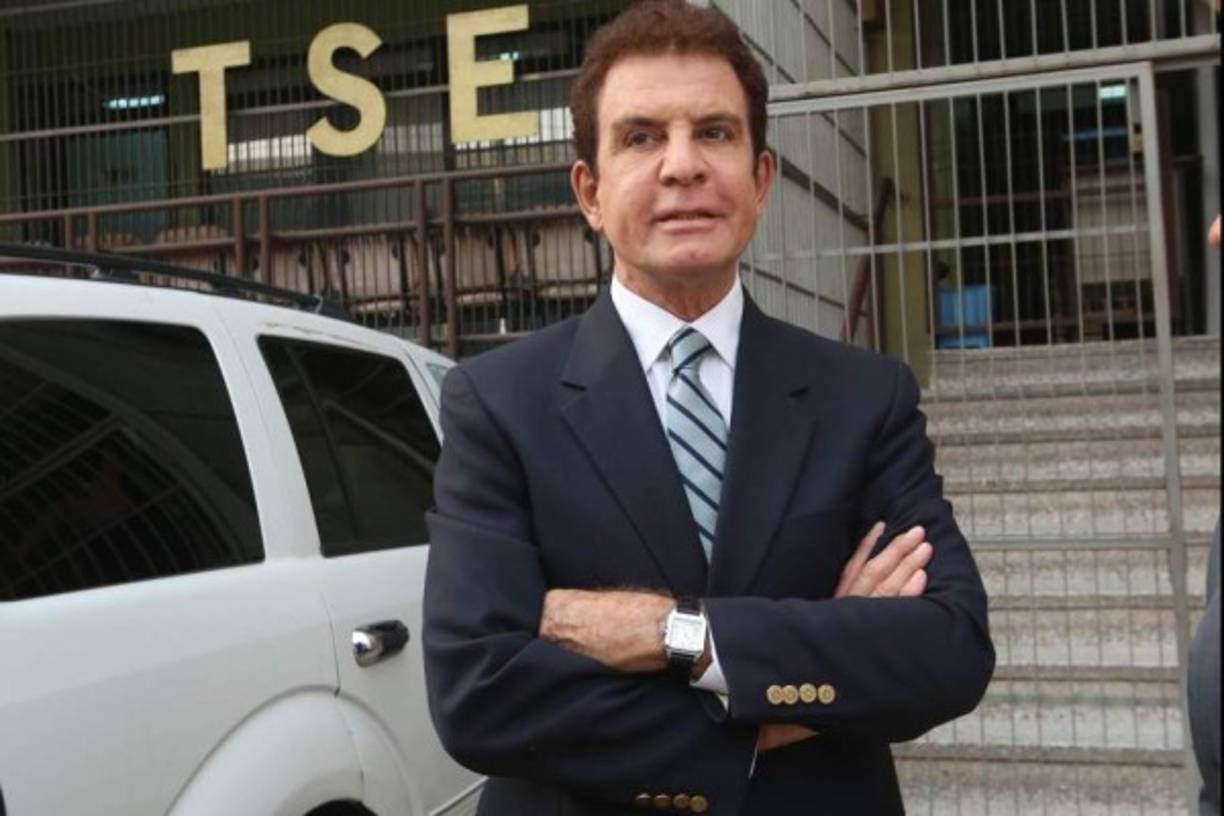Salvador Alejandro César Nasralla Salum tiene 64 años y peleará por la presidencia contra ocho aspirantes más, entre ellos una mujer, quien le quitó el PAC, partido que él fundó hace unos años. Ahora quiere llegar a la presidencia de la mano de la Alianza de Oposición.