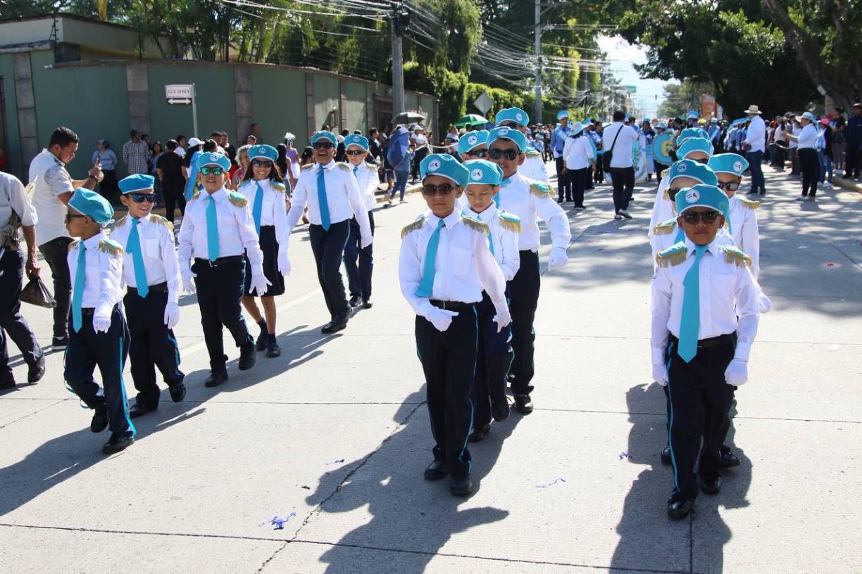 Padres de familia acompañaron a sus pequeños en los desfiles patrios, que realizan las escuelas en la previa del 15 de septiembre. 