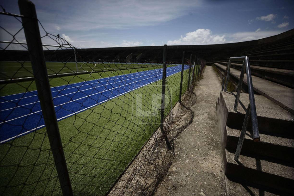 El alambrado del estadio tiene que ser cambiado .