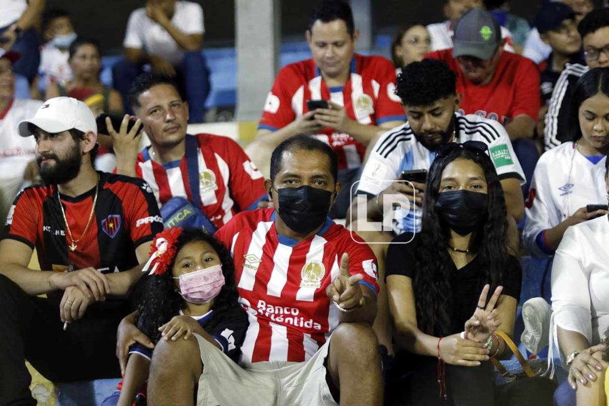 Pequeños y grandes asistieron al estadio Morazán para alentar al Olimpia.