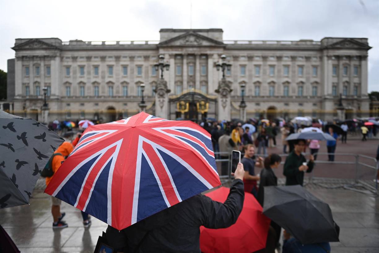 Una multitud se congregó este jueves frente al palacio de Buckingham, en Londres, después de que los médicos expresaran su preocupación por la salud de la reina Isabel II. 