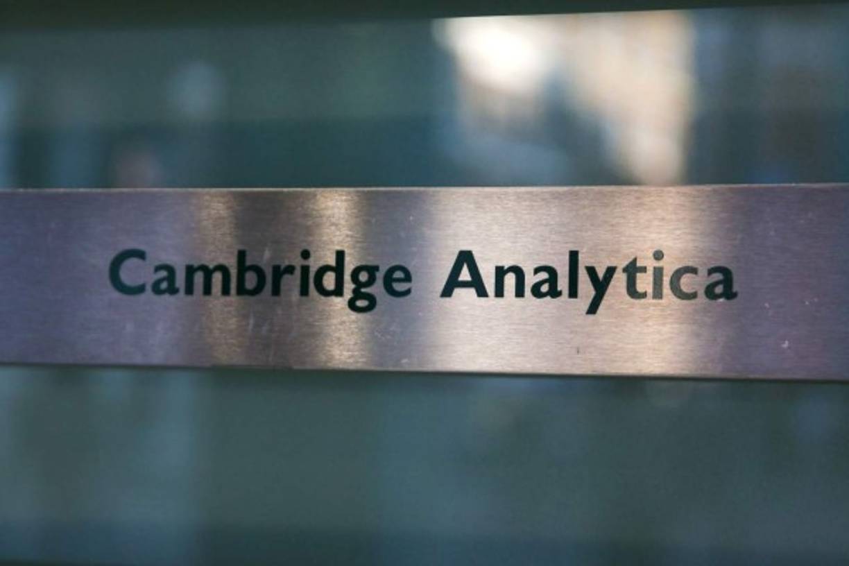 CAMBRIDGE ANALYTICA ¿QUIÉNES SON?<br/>Se trata de una firma de consultoría británica con sede en Londres, dedicada al análisis de datos con lo que asesora a empresas y campañas políticas que, como indica su sitio web, tratan de 'cambiar el comportamiento de la audiencia'.<br/>La firma fue creada en 2013 por el analista financiero Alexander Nix e incluye entre sus 'logros' la campaña 'Leave.EU', utilizada por uno de los grupos más grandes de apoyo a la salida del Reino Unido de la Unión Europea, mejor conocido como 'Bréxit'.