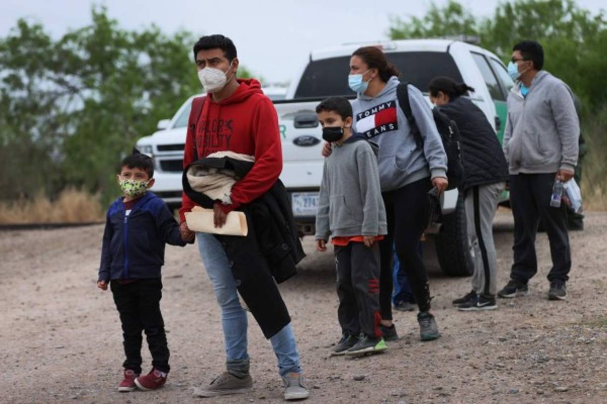Uno de los migrantes recién desembarcados es Dani, un hondureño de 42 años que viaja con su hija Daniela, de seis años. Ya hizo el mismo viaje hace dos semanas, exactamente por el mismo lugar, pero lo deportaron cuatro días después en un bus a Acuña, México.
