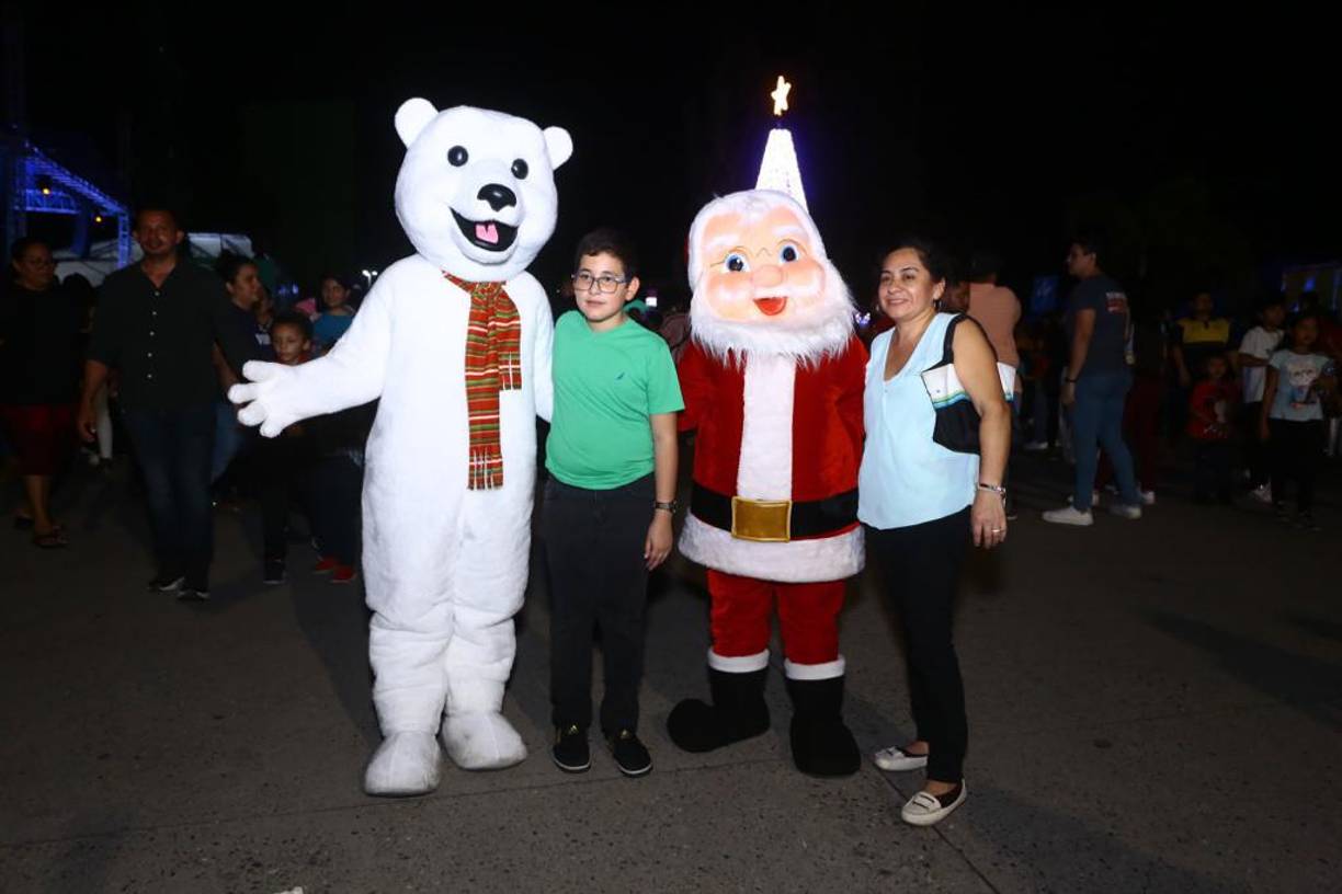 Muchas figuras como Santa y el oso polar se tomaron fotos con los niños y adultos.
