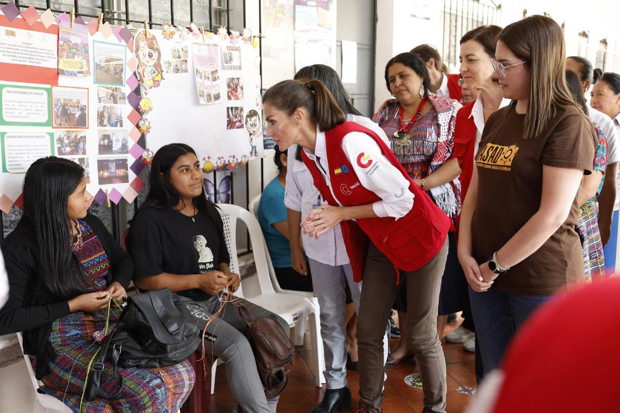 En el Centro de Apoyo Integral para Mujeres Sobrevivientes de Violencia (Caimus), la reina recorrió sus instalaciones y mantuvo una charla con algunas de las afectadas. 