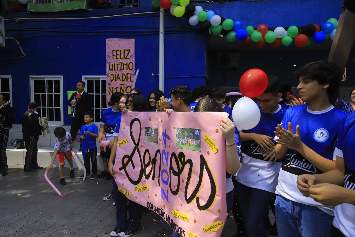 Los juniors de la institución dieron las palabras de despedida en nombre de todos los estudiantes. 