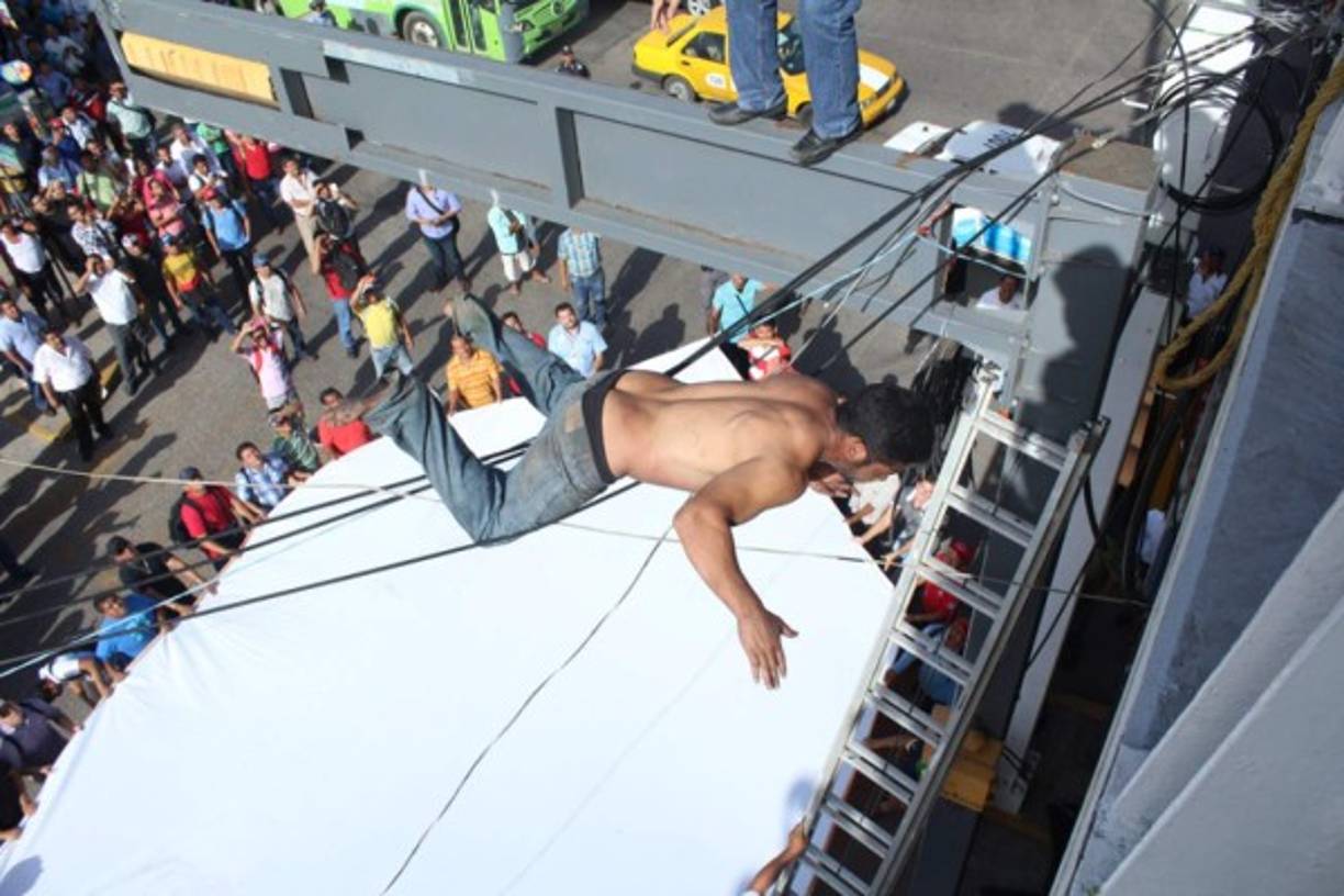 El catracho fue identificado como Óscar Giovanni Cruz (35), visiblemente drogado y alcoholizado, había subido a lo alto de una torre de vigilancia de más de 15 metros de altura y se sostenía con con el soporte metálico de la cámara.