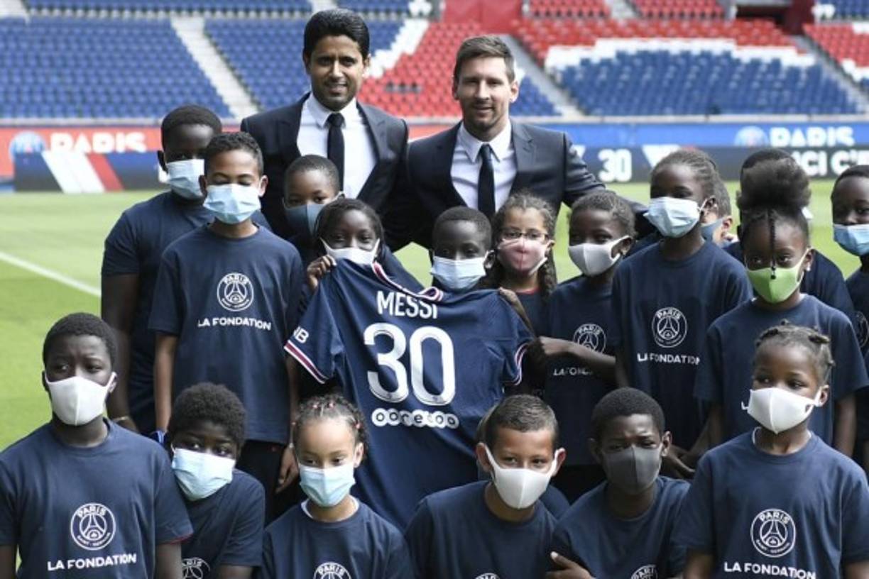 Messi y Al-Khelaifi posaron con unos niños de una fundación del PSG.