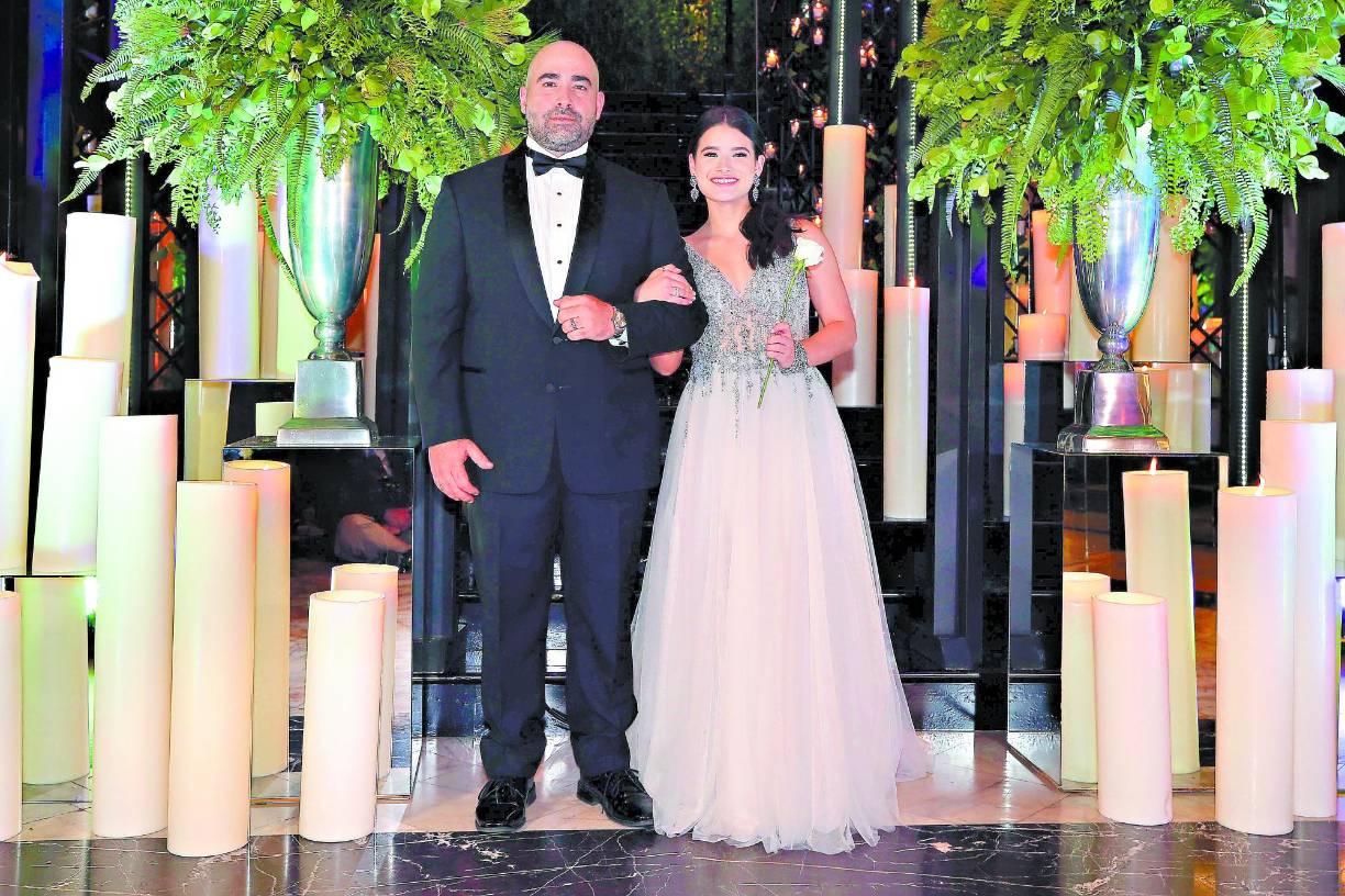 Sofía Corrales Fúnez junto a su padre, José Francisco Corrales. 