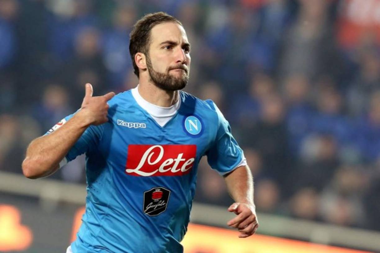 Gonzalo Higuaín: El ariete argentino no está a gusto en el Napoli y parece que está decidido a dejar el club en el próximo periodo de transferencias. Su futuro parece estar en la Premier League. Liverpool, Manchester United o Arsenal son algunos de los equipos con los que han relacionado al 'Pipita' en los últimos meses.