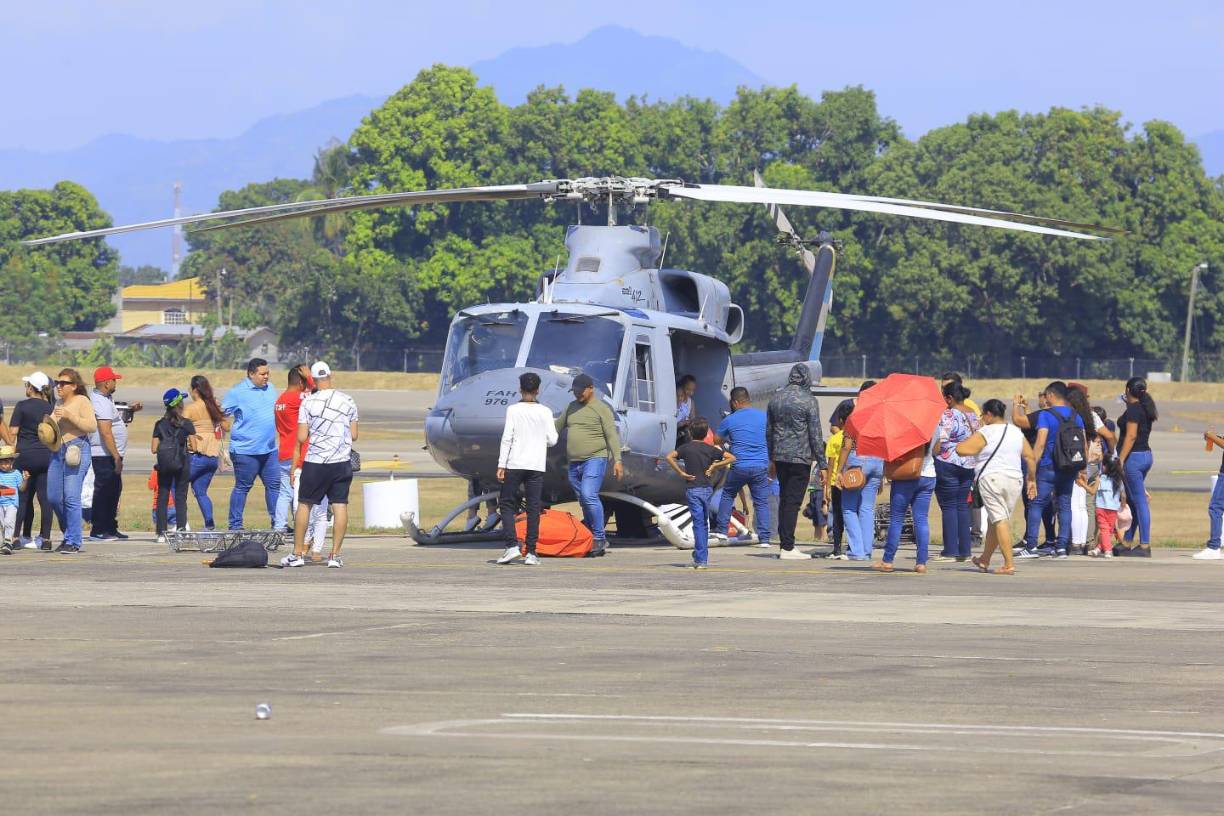 Más de 400 efectivos del ejércitos son parte de de los show de naves, pelotones y operaciones de rescate.