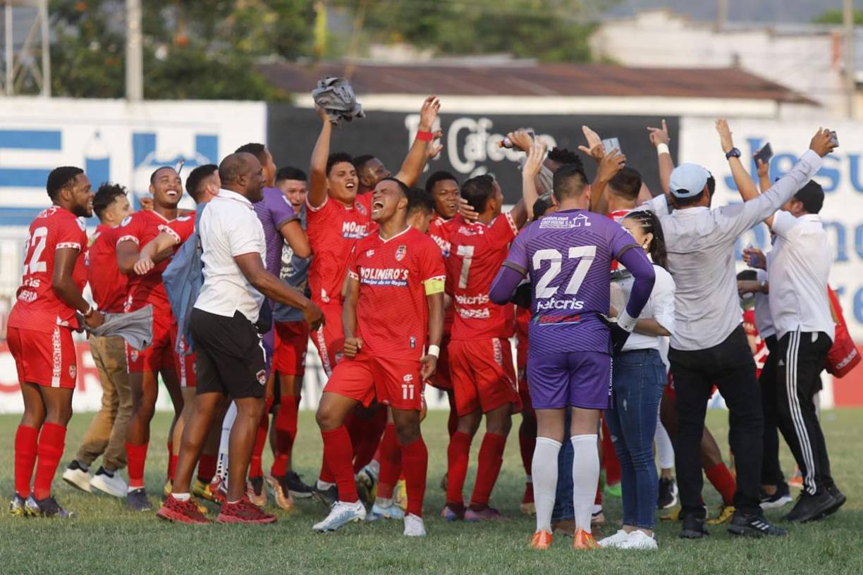 El festejo de los jugadores de la Real Sociedad tras salvarse del descenso.