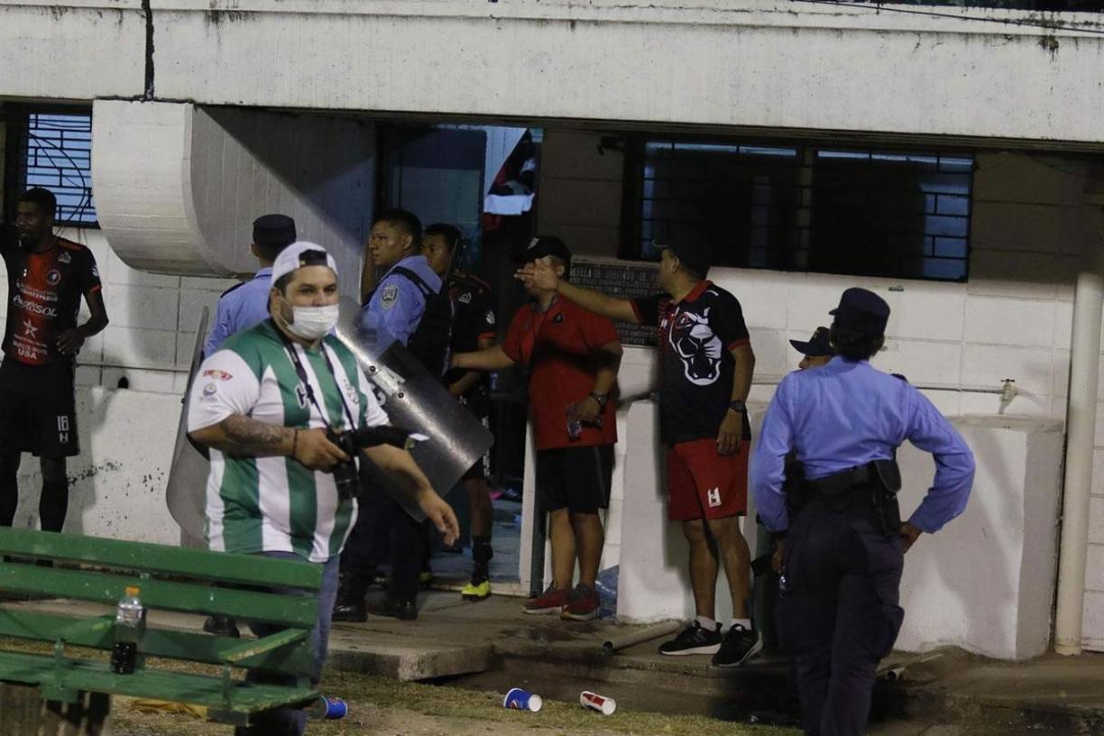 Miembros del Independiente y la Policía Nacional discutieron en los camerinos del recinto porteño. 