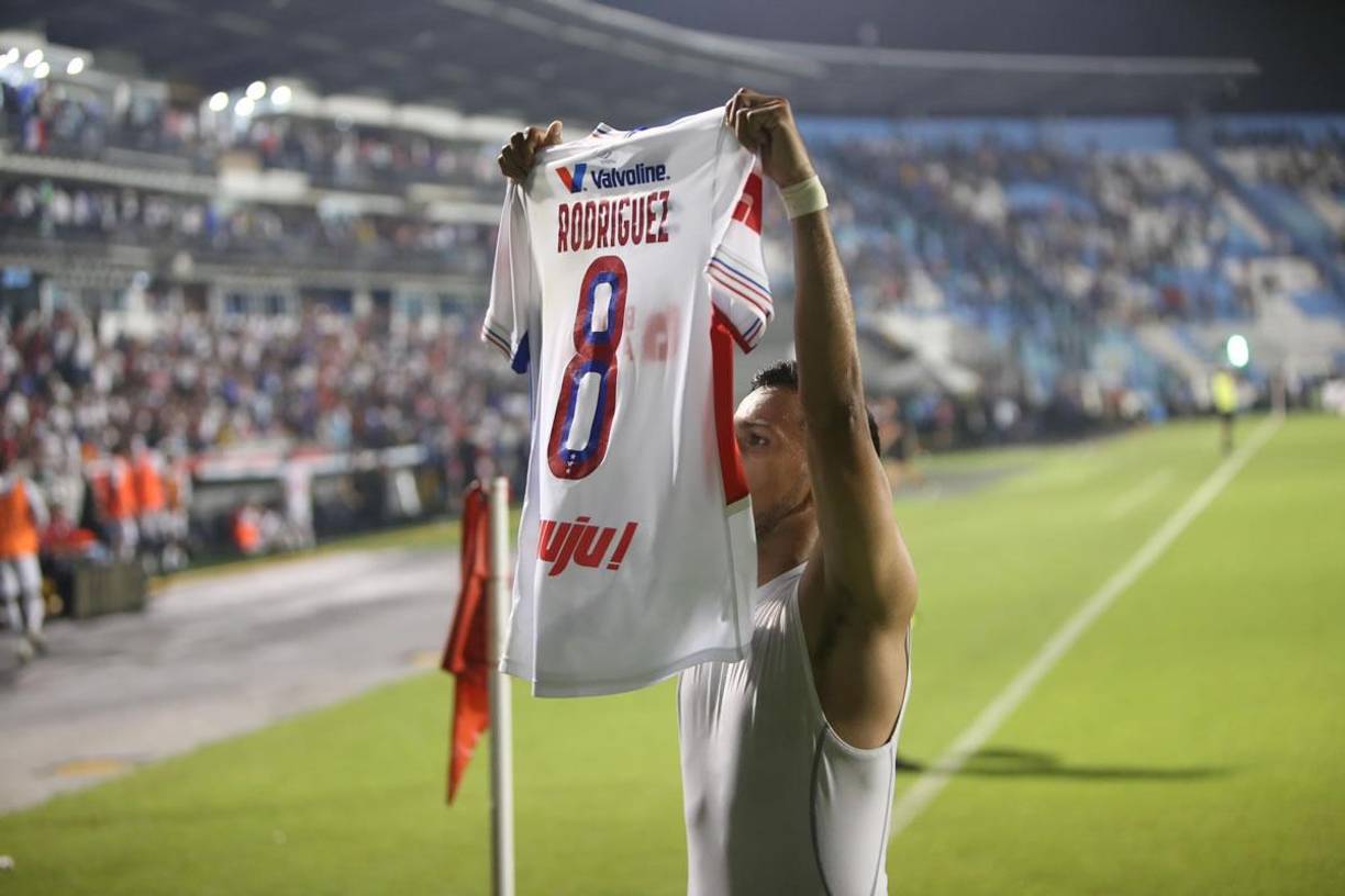 Edwin Rodríguez marcó un golazo para el empate definitivo 3-3 de Olimpia contra el Motagua.
