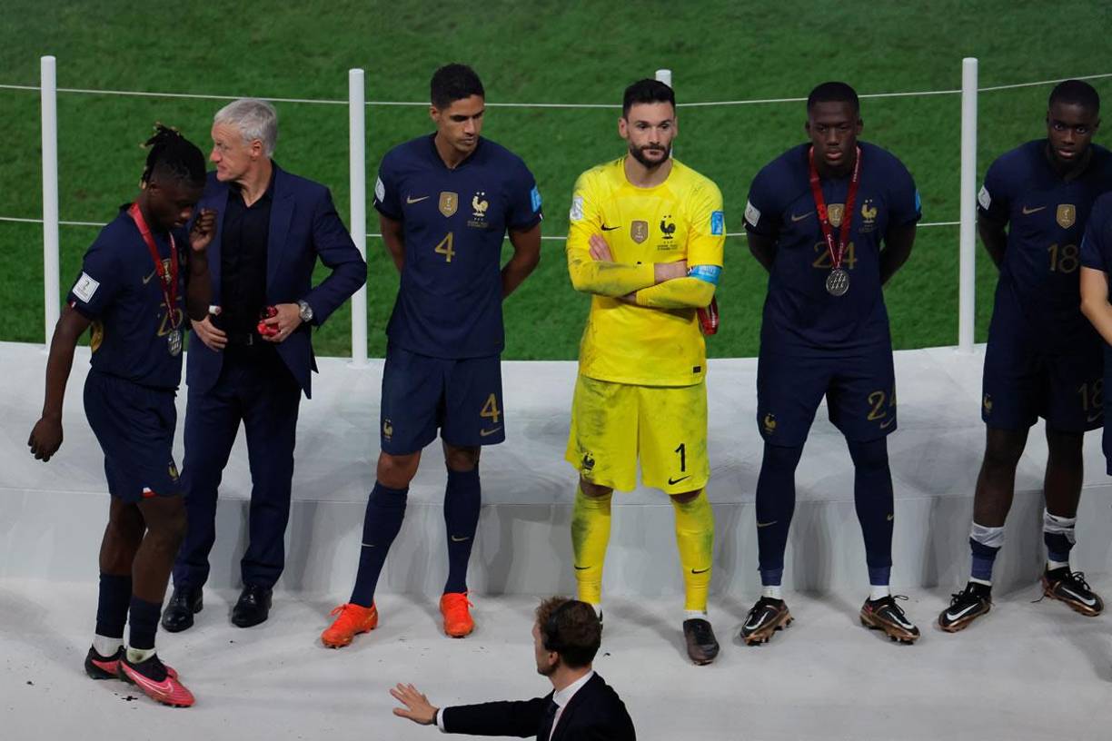 Algunos jugadores franceses sí decidieron dejarse colgada al cuello la medalla de subcampeón.