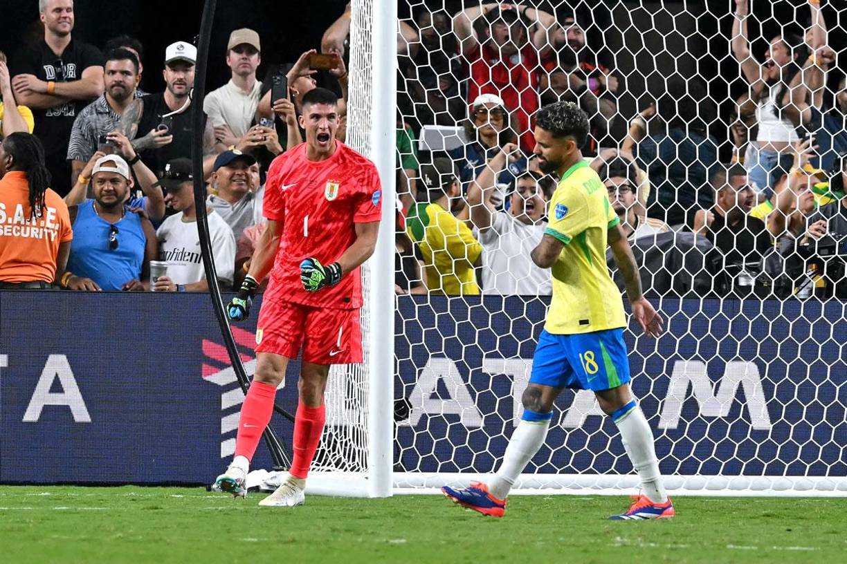 Douglas Luiz pagó la tensión del momento y la mandó al poste. Celebró Rochet.